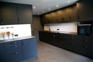 Moderne Küche in schwarz