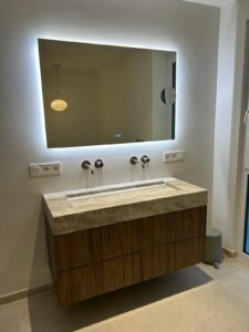 Moderner Holzschrank im Bad